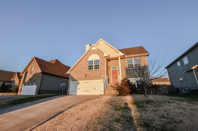 Building Photo - Dog Friendly Three Bedroom! Rental