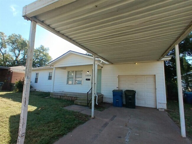 Building Photo - 1024 S Holly Dr