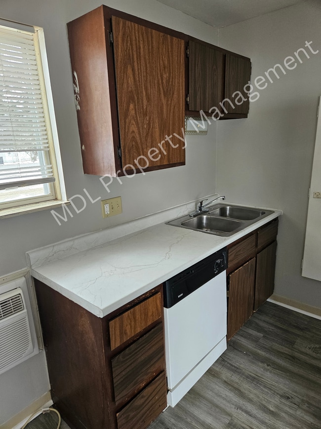 Building Photo - Thomas White Apartments* Unit 5