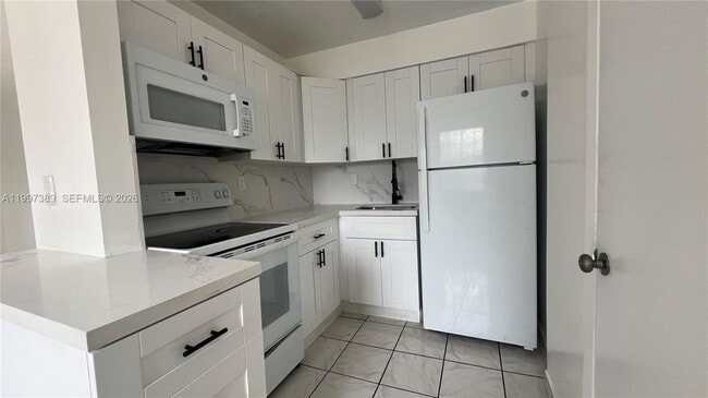 Building Photo - 8701 SW 141st St Unit B8