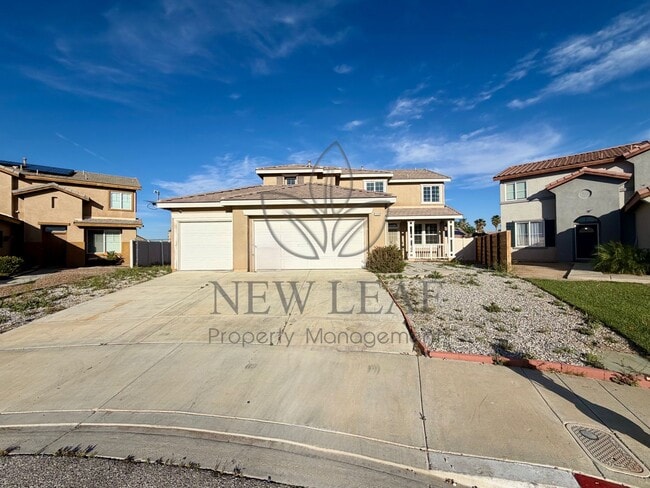 Building Photo - 4 bedroom 3bath 3 car garage in Victorville
