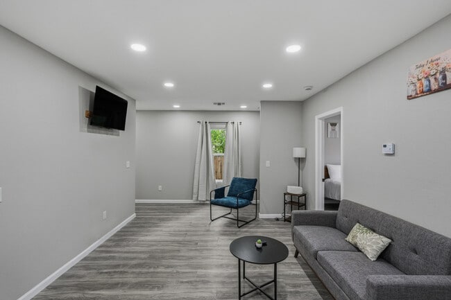 2306 E Houston St Unidad SI ID1335131P