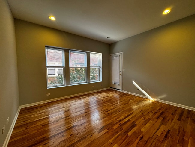 Building Photo - 4724 N Bernard St Unit 2W