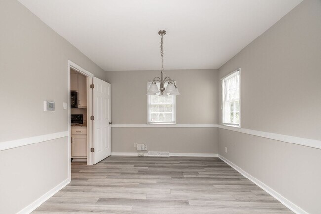 Photo - Beautifully Renovated 4-Bedroom Home in Ch...