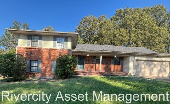 Building Photo - GORGEOUS 4 bedroom/ 3 bathroom HOME, SPACI...