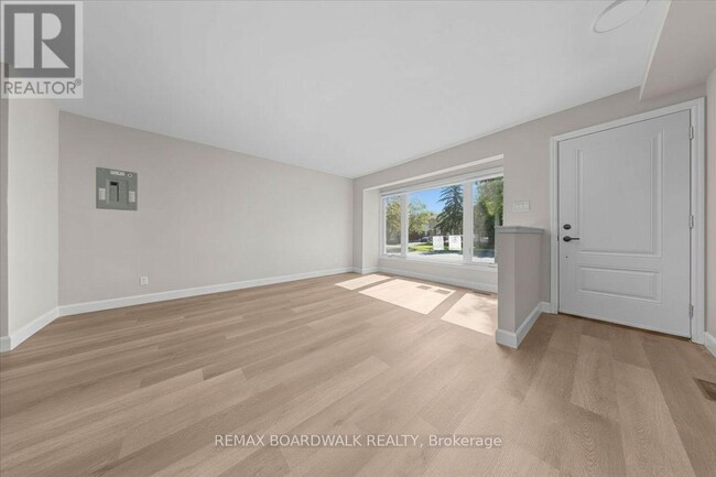 Photo - 999 Meadowlands Dr E