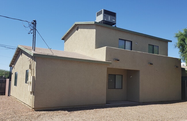 Building Photo - 1822 E 10th St Unit #2 - 5 bed 4 bath