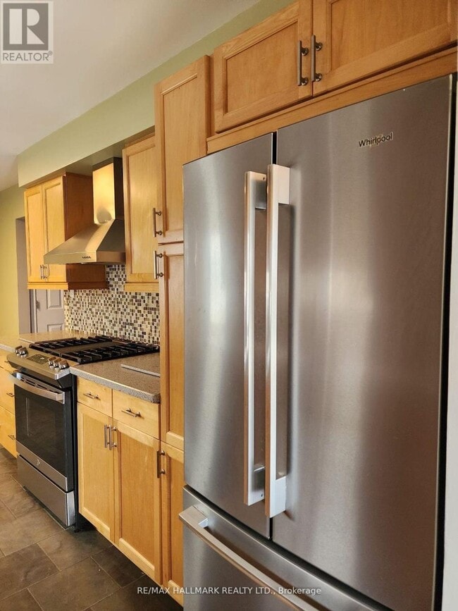 Photo - 587 Bon Echo Dr