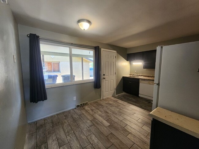 Photo - 723 Fraser St