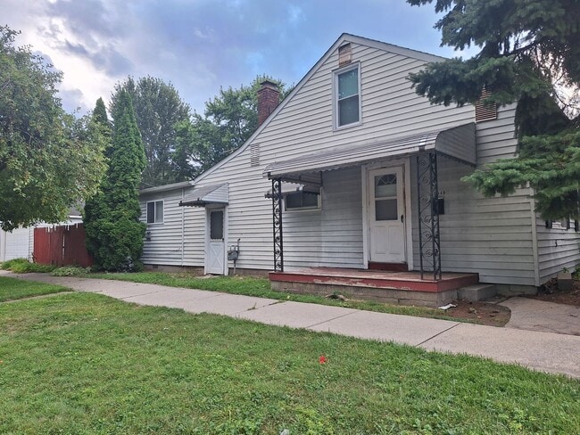 Building Photo - Four bedroom Harper Woods bungalow Rental