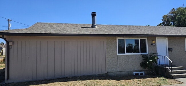Building Photo - "Charming 3-Bed Duplex with Cozy Fireplace... Rental