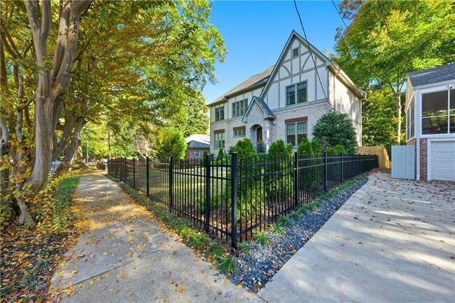 Photo - 1295 Cumberland Rd NE