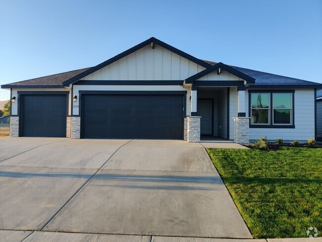 Building Photo - Newer Home for Rent in Benton City