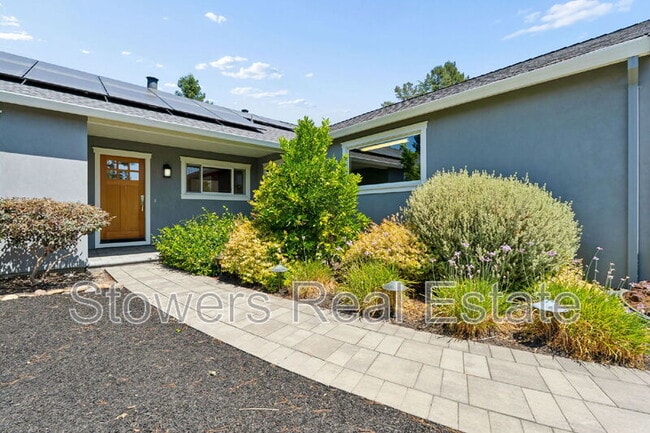 Photo - 1099 Larch Ave