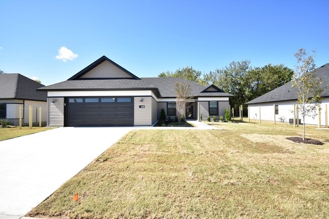 Building Photo - Be a Part of This Neighborhood in Farmington Heights!!!