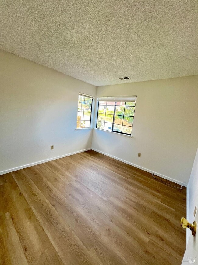 Photo - 111 Thresher Dr