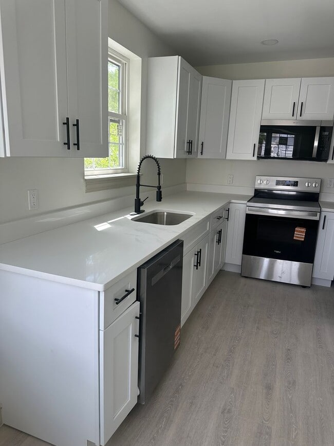 Building Photo - Beautifully Renovated 1 Bedroom Apartment Unit 102