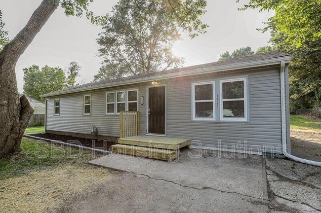 Building Photo - 17250 Montgall Dr