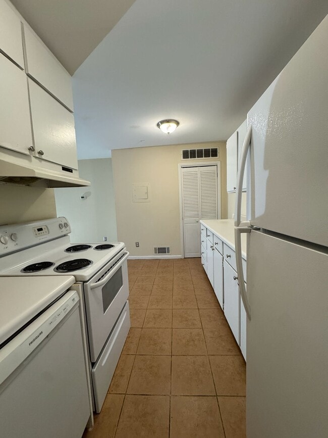 Building Photo - 160 S Lake Dr Rental