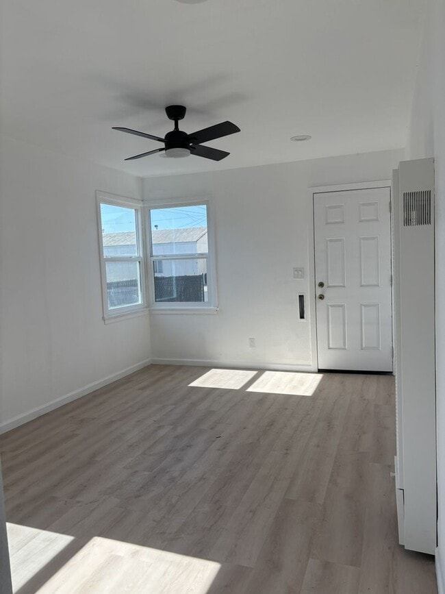 Photo - 218 Oak St