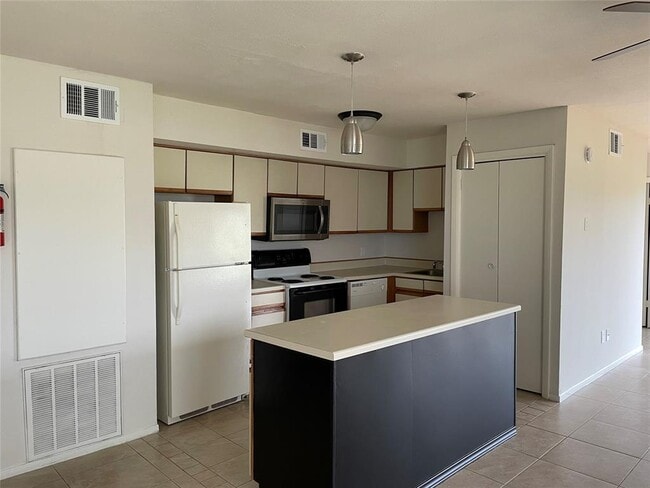 Building Photo - 6107 Snug Harbor Blvd Unit EFF Rental