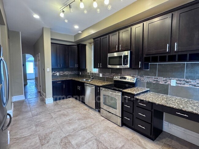 Photo - 2933 Victor St