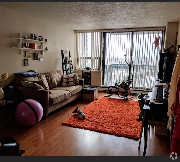 Building Photo - 2740 N Pine Grove Ave Unit 12H Rental