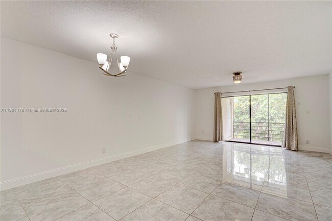 Photo - 136 S Cypress Rd Unidad 323