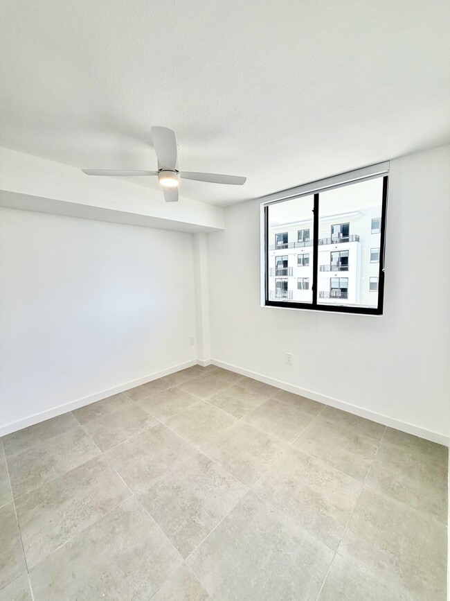 Photo - 1940 Van Buren St Unidad 801