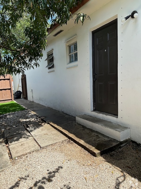 Building Photo - 230 SW 51st Ave Unit 1 Rental