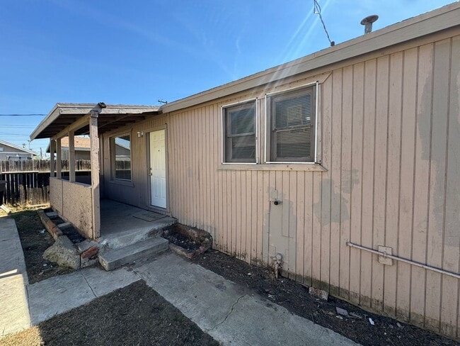 Building Photo - 209 Warren Ave Unit C