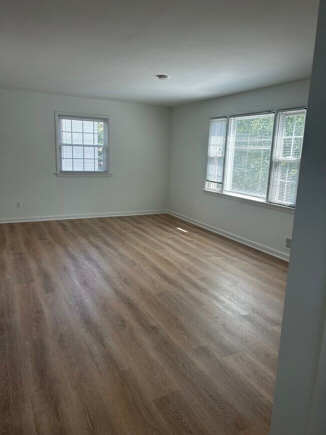 Expansive living space with hardwood floors and lots of natural light - 716 N Jackson St Unit 2