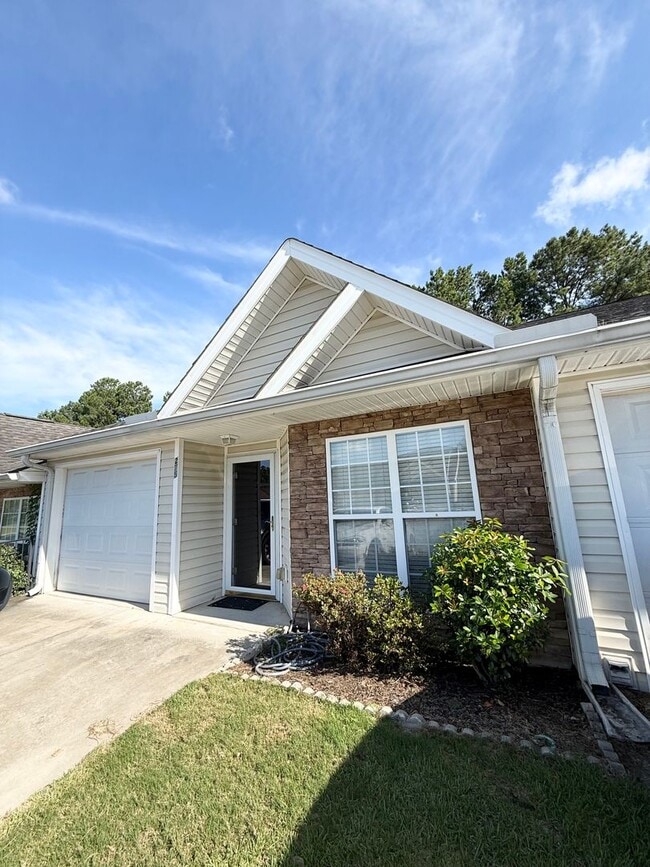 Building Photo - Great 2 Bedroom 2 Bath Townhouse with Garage