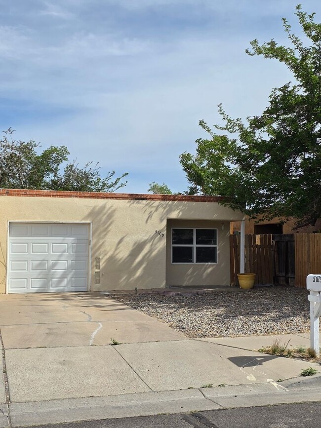 Building Photo - Close in West Side 2 bedroom 1.75/ba 1/cg