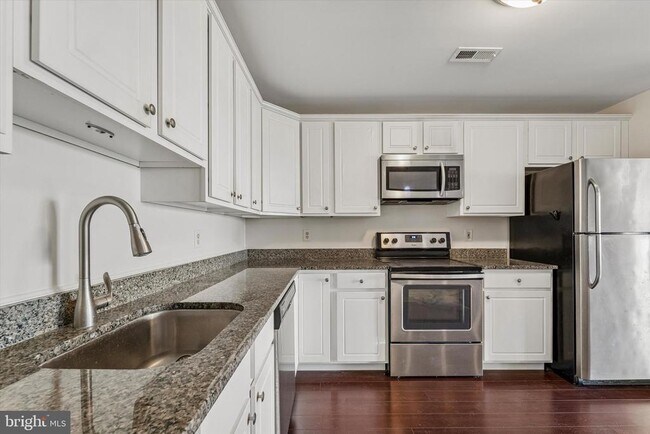 Photo - 5202 Drawbridge Ct