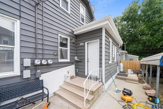 902 W 8th St