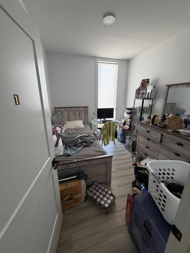 Building Photo - Room Rental / Student Rental