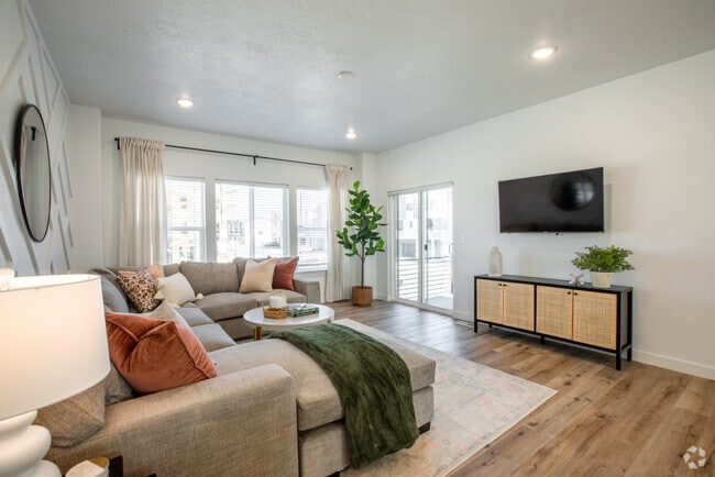 Building Photo - 642 E 460 S Rental
