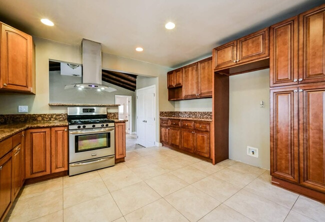 Photo - 1779 Rosewood Rd