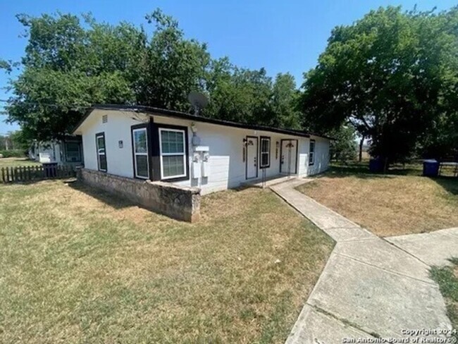 Building Photo - Charming Newly Renovated 2-Bedroom Duplex ... Rental