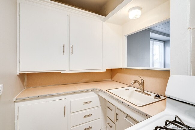 Building Photo - 214 W Pacific St Unit 3