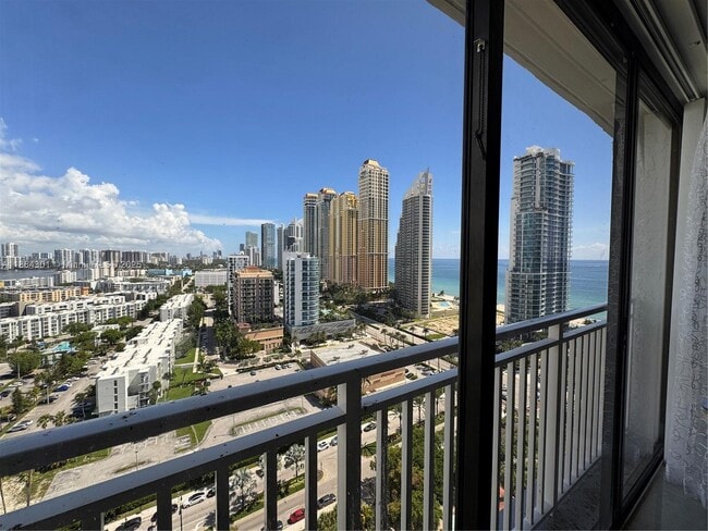 Photo - 210 174th St Unidad 2415