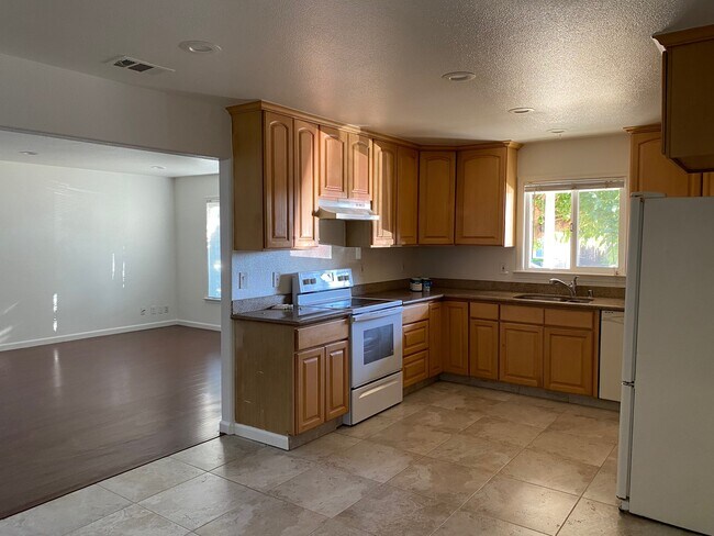 Photo - 1214 Doncaster Way