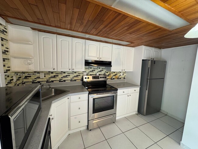 Building Photo - 9155 Fontainebleau Blvd