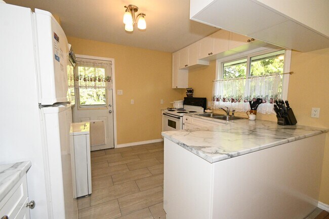 Building Photo - 41 Moore St