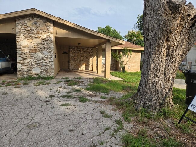 Photo - 923 Eikel St