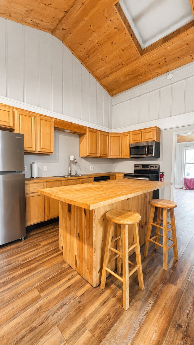 Photo - 315 W 17th St