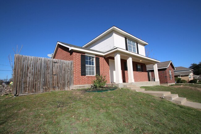 Photo - Upgraded 3BR Home | Granite Kitchen, High Ceilings & Gated Backyard | Minutes to Downtown Fort Worth