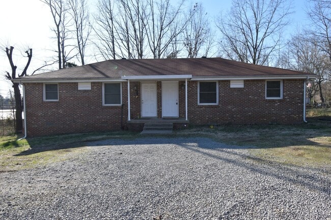 Building Photo - Rob Rd-142 Unit 142B