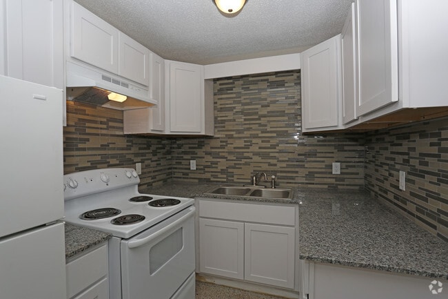 1BR, 1BA - 600 SF Courtyard - Kitchen - The Astoria - Sabal